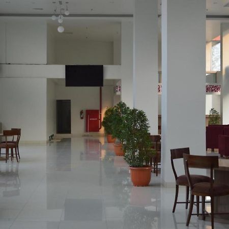Win Grand Hotel Бекаси Экстерьер фото