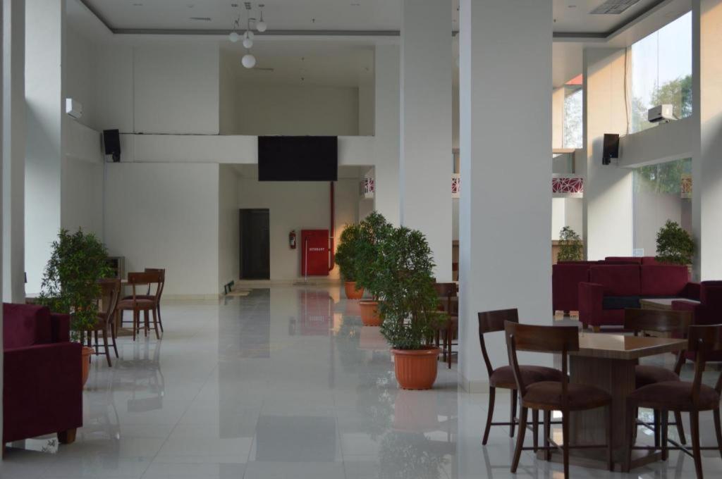Win Grand Hotel Бекаси Экстерьер фото