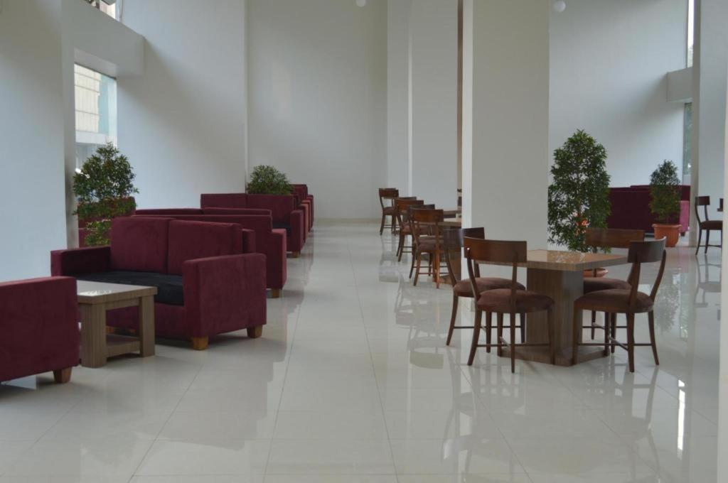 Win Grand Hotel Бекаси Экстерьер фото